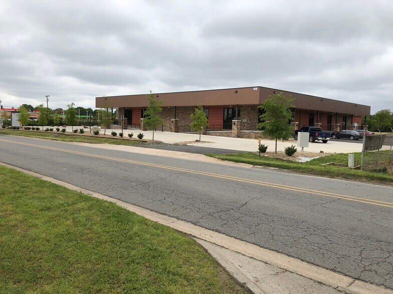 815 Exchange Ave, Conway, AR à louer - Photo de l’immeuble – Image 2 sur 6