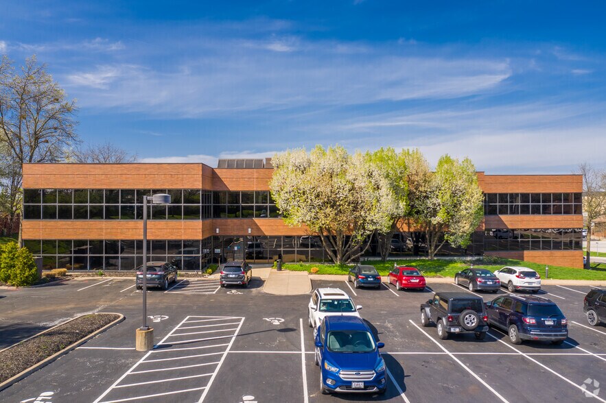 1585 Woodlake Dr, Town and Country, MO à louer - Photo de l’immeuble – Image 2 sur 6