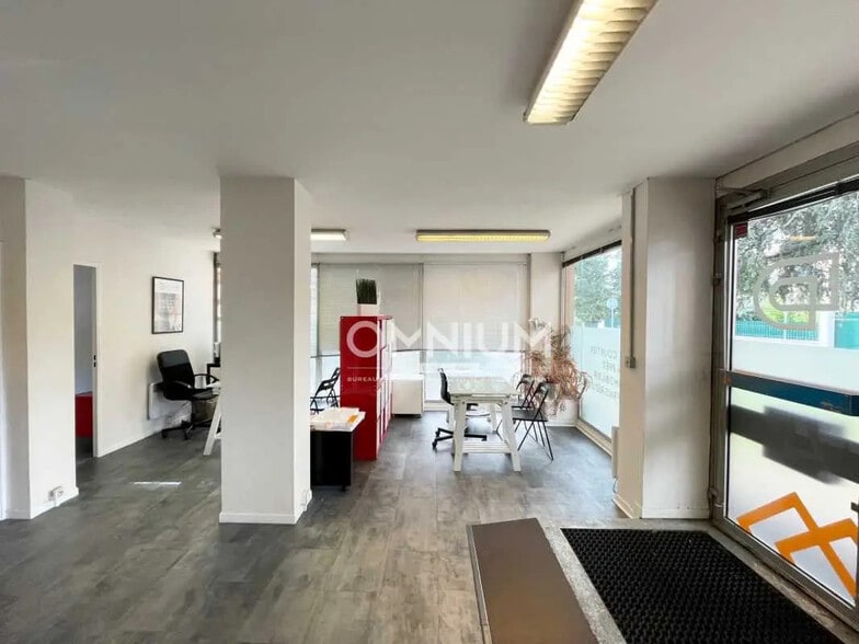 Bureau dans Bron à louer - Photo de l’immeuble – Image 1 sur 2