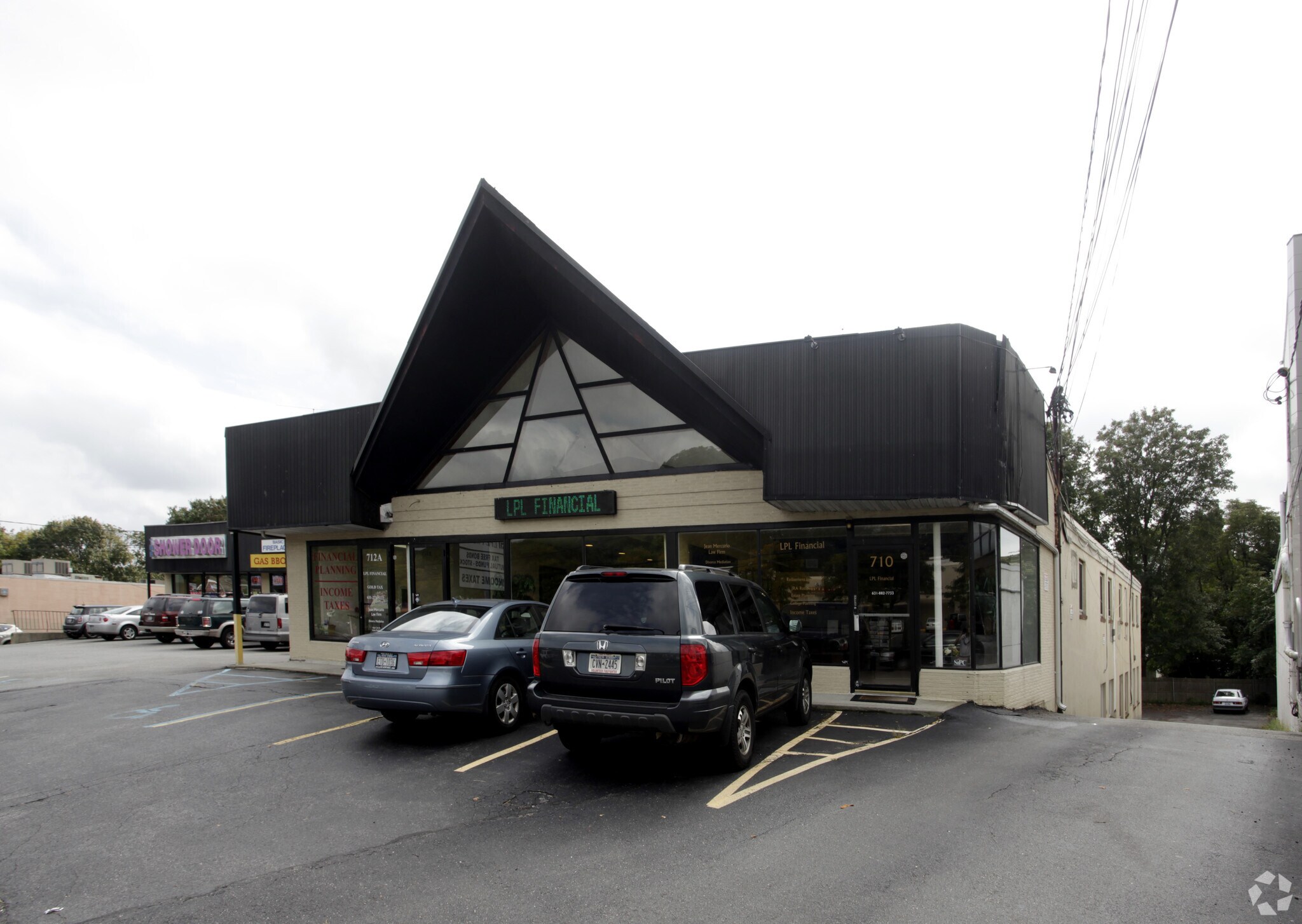 710-714 E Jericho Tpke, Huntington Station, NY à louer Photo principale– Image 1 sur 5