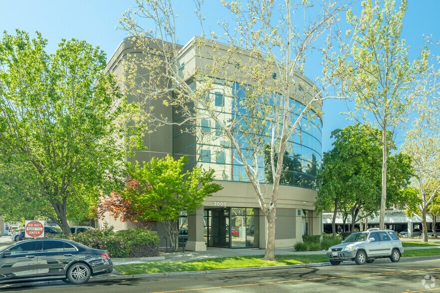 3000 S St, Sacramento, CA à louer - Photo principale – Image 1 sur 11