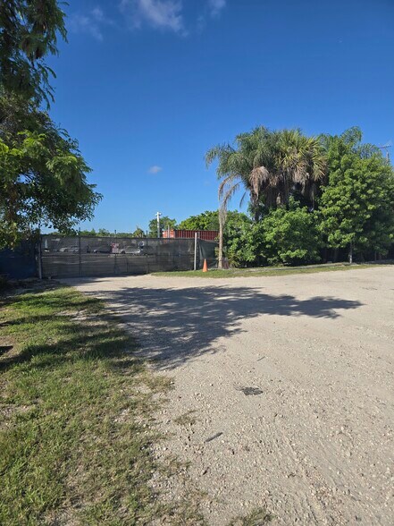 6738 Wallis Rd, West Palm Beach, FL à louer - Photo de l’immeuble – Image 3 sur 3