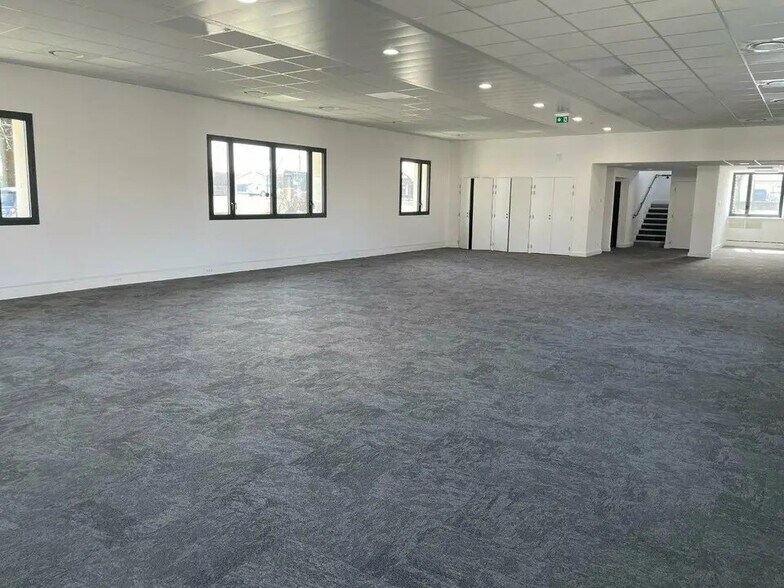 Bureau dans Vénissieux à louer - Photo de l’immeuble – Image 3 sur 12