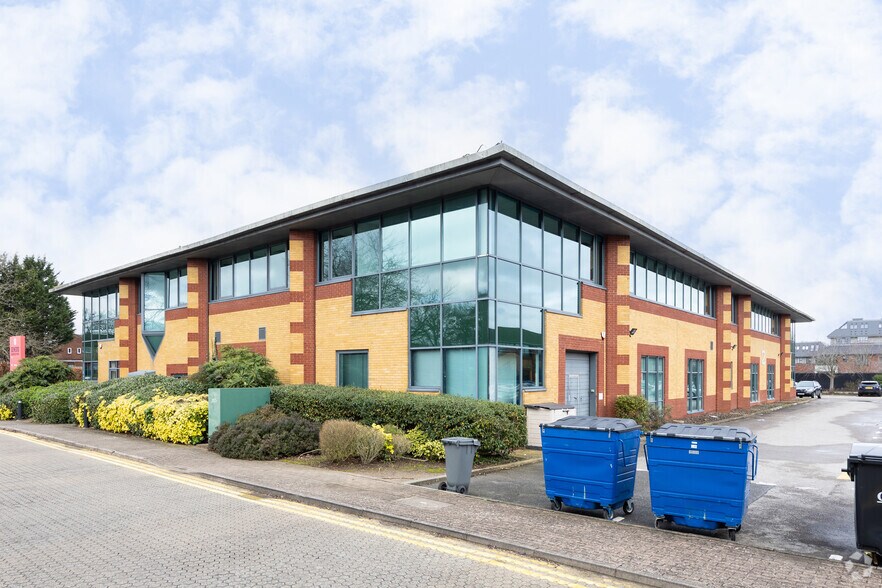 Albert Dr, Woking à louer - Photo principale – Image 1 sur 2