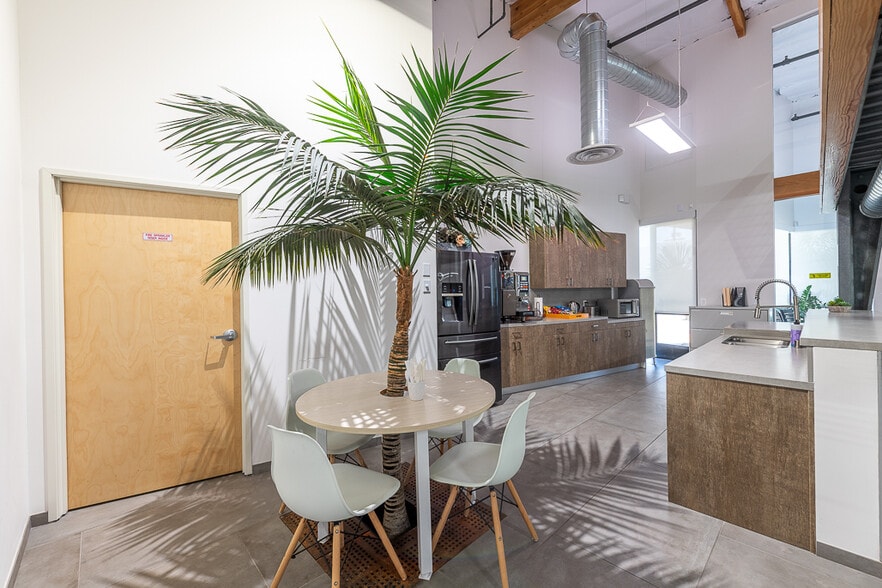 12610 Saticoy St S, North Hollywood, CA à vendre - Photo intérieure – Image 3 sur 17