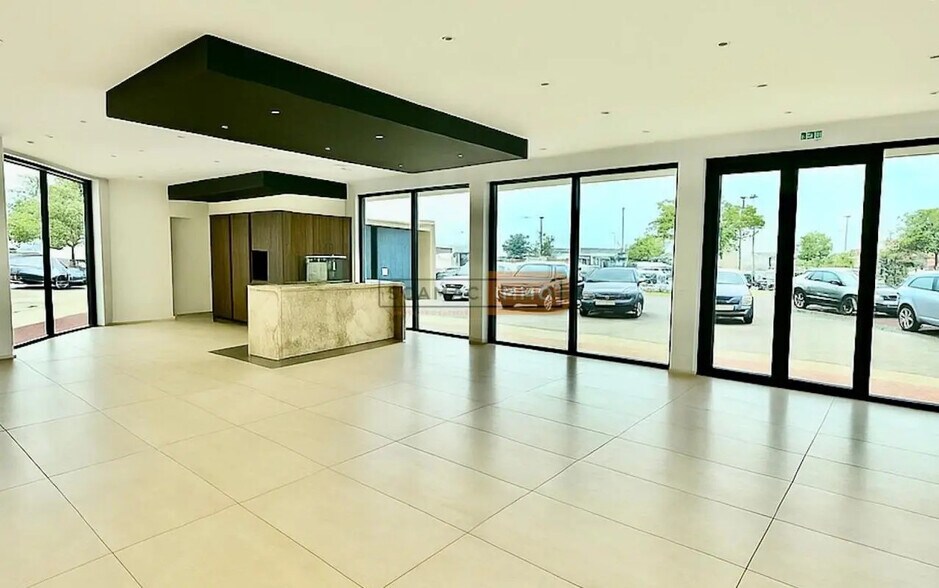 Local d'activités dans Fréjus à vendre - Photo de l’immeuble – Image 1 sur 5