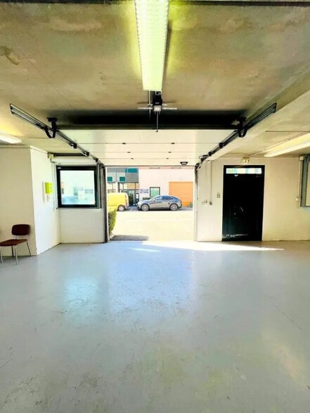 Local d’activités dans Noisy-le-Roi à louer - Photo de l’immeuble – Image 3 sur 7