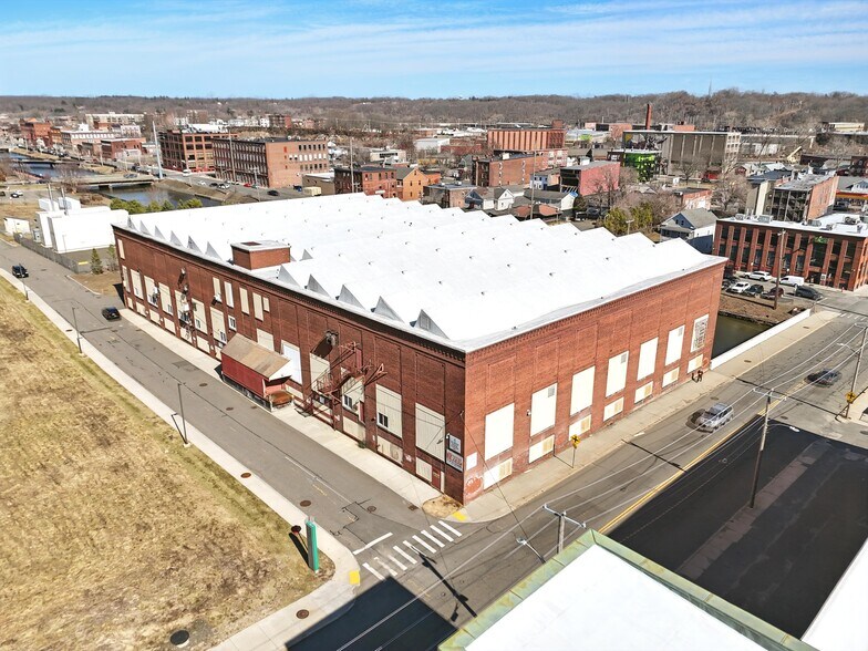 1 Bigelow St, Holyoke, MA à louer - Photo de l’immeuble – Image 1 sur 11
