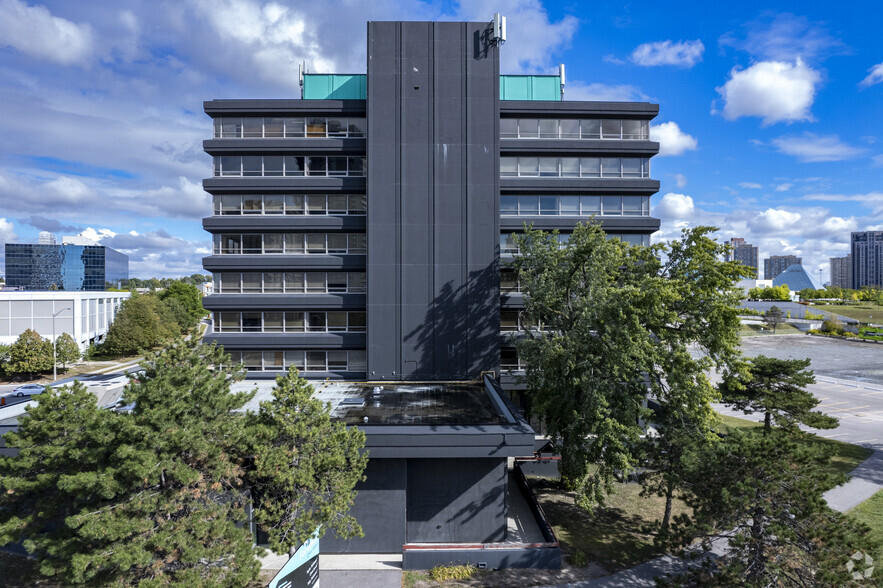 15 Gervais Dr, Toronto, ON à louer - Photo de l’immeuble – Image 3 sur 6