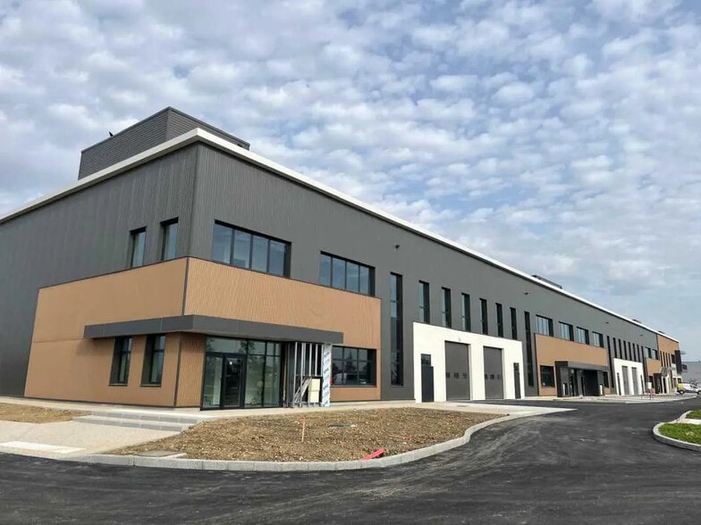 48 Rue Du Lyonnais, Saint-Priest à louer - Photo de l’immeuble – Image 1 sur 20