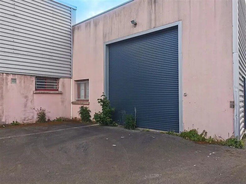 Local d’activités dans Saint-Brieuc à louer - Photo de l’immeuble – Image 3 sur 4