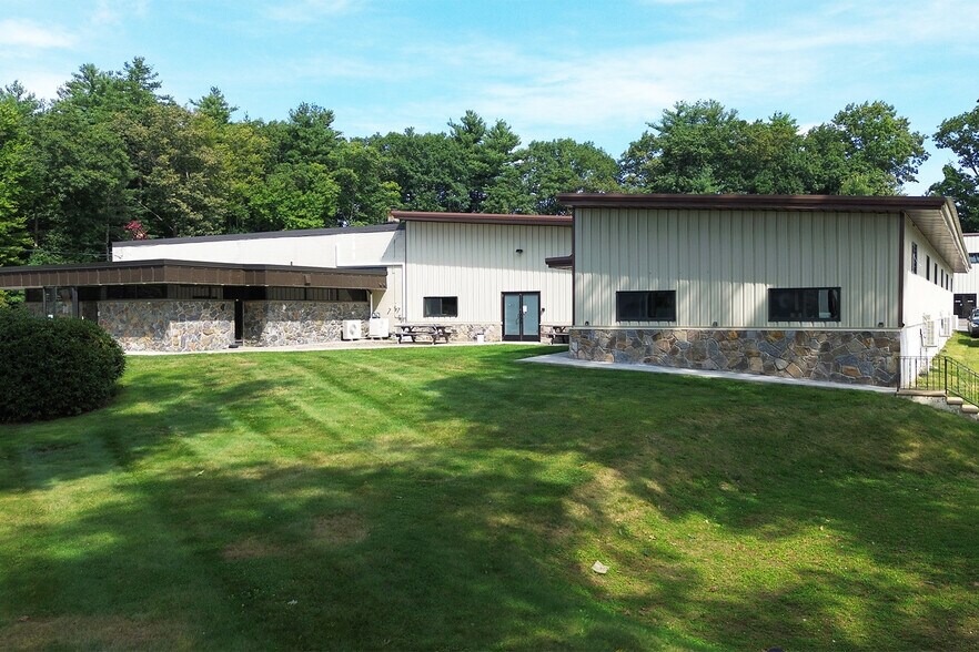 807 Sterling Rd, Lancaster, MA à louer - Photo de l’immeuble – Image 2 sur 10