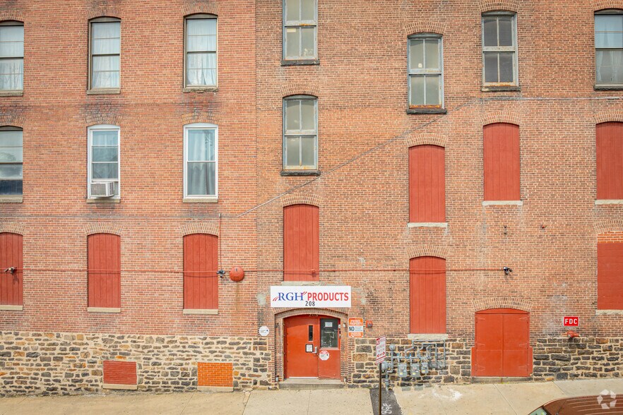 208 S Pulaski St, Baltimore, MD à louer - Photo de l’immeuble – Image 2 sur 20