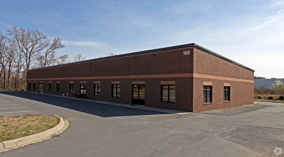 160 Cupped Oak Dr, Matthews, NC à louer - Photo principale – Image 2 sur 21