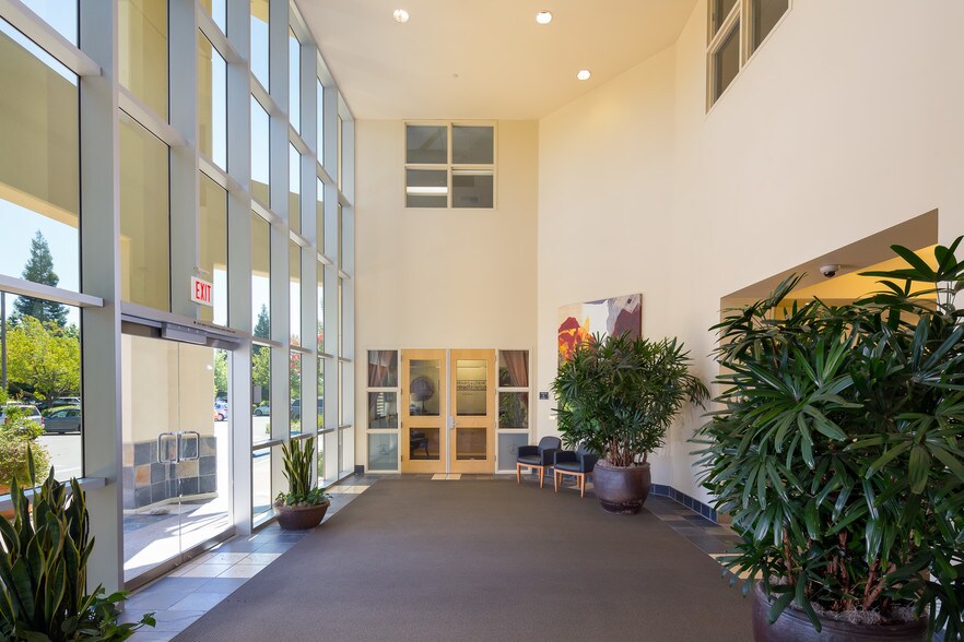 400 Plaza Dr, Folsom, CA à vendre - Photo intérieure – Image 2 sur 25