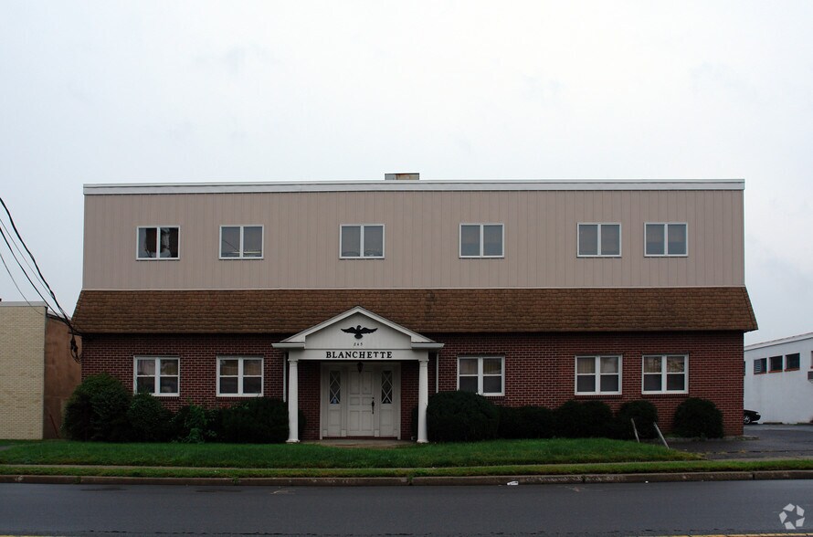 845 Bloomfield Ave, Clifton, NJ à louer - Photo de l’immeuble – Image 3 sur 18
