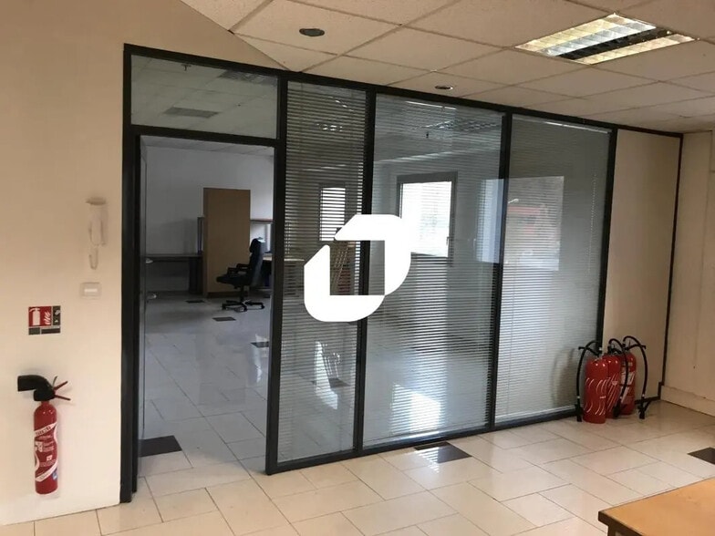 Bureau dans Croissy-Beaubourg à louer - Photo intérieure – Image 3 sur 9