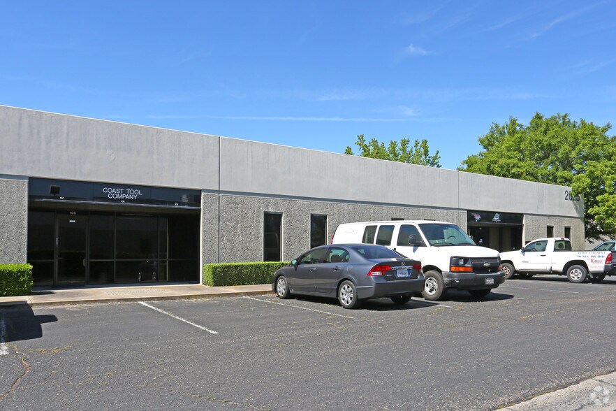 2025 N Gateway Blvd, Fresno, CA à louer - Photo de l’immeuble – Image 2 sur 5