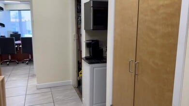 2382 Brooklyn Queens Expy W, Astoria, NY à louer - Vidéo sur l’annonce professionnelle 