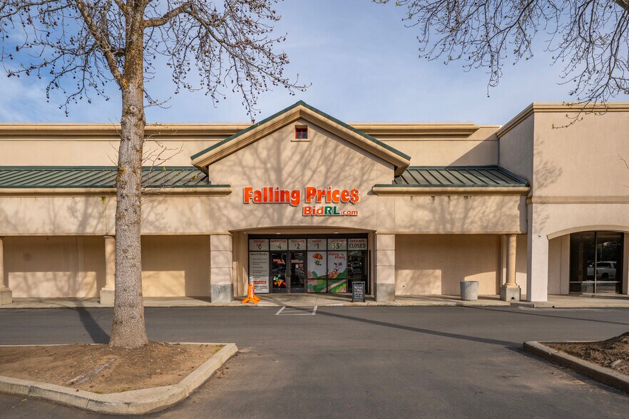 Village Plaza Shopping Center portefeuille de 3 biens à vendre sur LoopNet.fr - Photo de l’immeuble – Image 2 sur 5