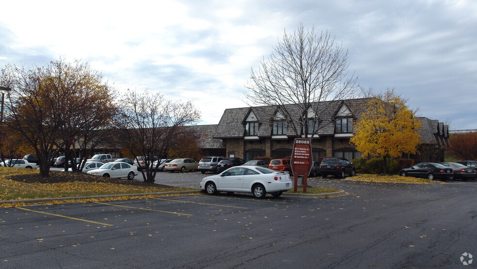 28085 N Ashley Cir, Libertyville, IL à louer - Photo de l’immeuble – Image 2 sur 5