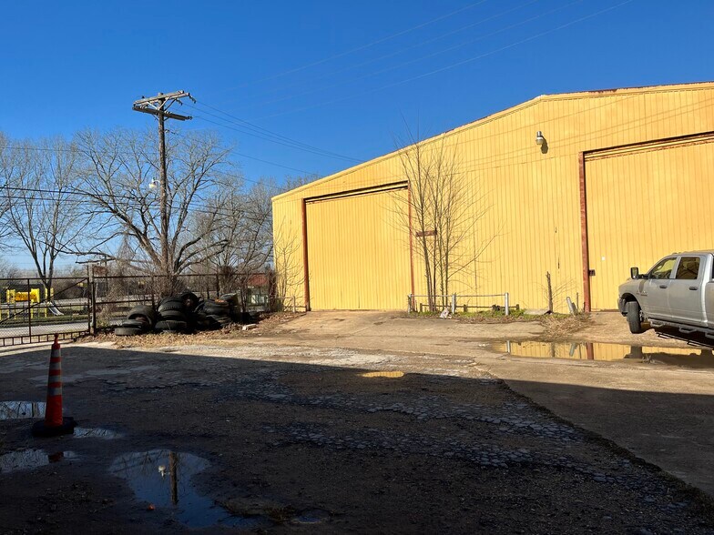 101-107 Ramona St, Smithville, TX à louer - Photo principale – Image 1 sur 4
