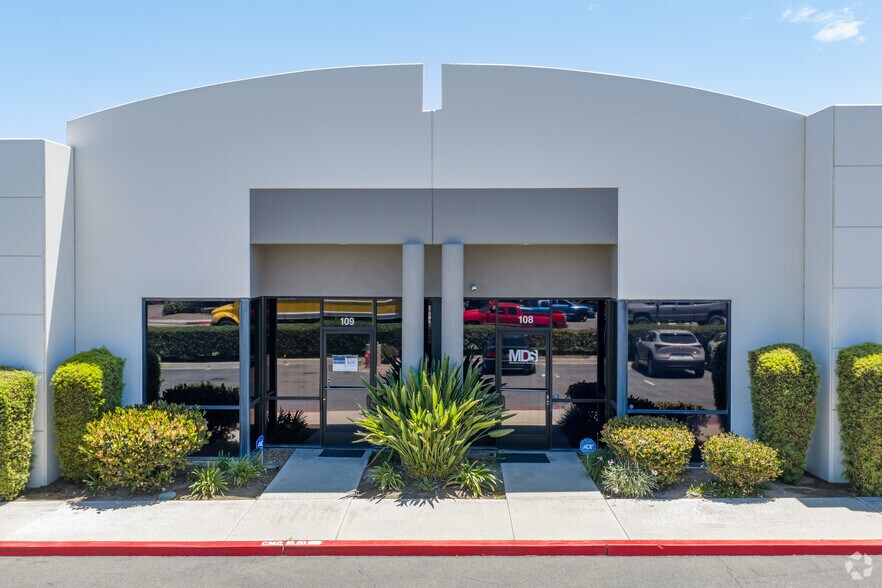 1269 W Pomona Rd, Corona, CA à louer - Photo de l’immeuble – Image 2 sur 5