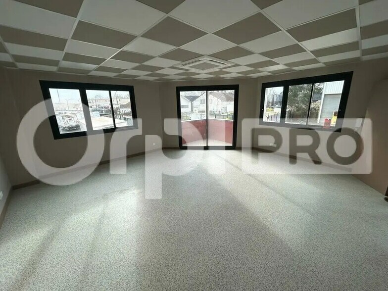 Bureau dans Ormoy à louer - Photo de l’immeuble – Image 3 sur 5