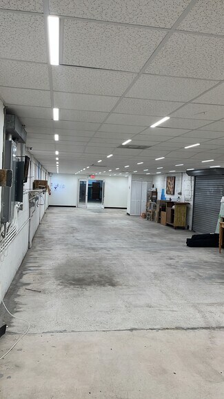 Plus de détails pour 12725 NW 7th Ave, North Miami, FL - Local d'activités à louer