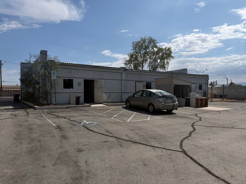 3036 E Russell Rd, Las Vegas, NV à vendre - Photo de l’immeuble – Image 2 sur 13
