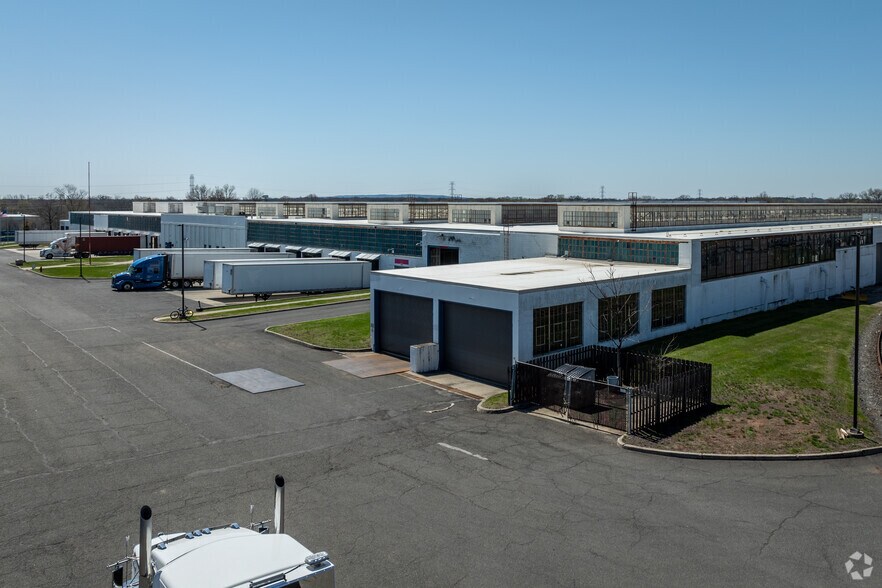 9 Finderne Ave, Bridgewater, NJ à louer - Photo de l’immeuble – Image 2 sur 8