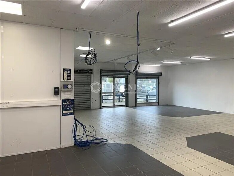 Local commercial dans à louer - Photo de l’immeuble – Image 3 sur 5