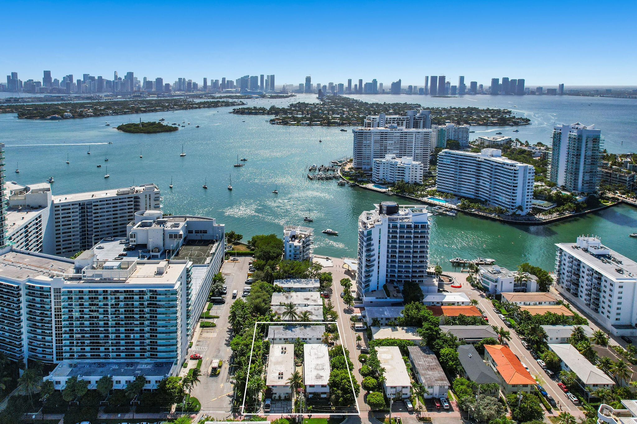 1580 Bay Road. Miami Beach Assemblage portefeuille de 3 biens à vendre sur LoopNet.fr Photo de l’immeuble– Image 1 sur 10