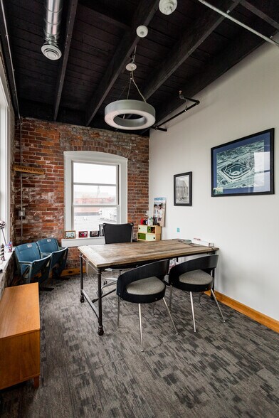 2362 Russell St, Detroit, MI à louer - Photo de l’immeuble – Image 3 sur 29