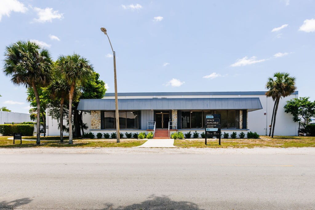 5280 NW 165th St, Hialeah, FL à louer Photo de l’immeuble– Image 1 sur 16