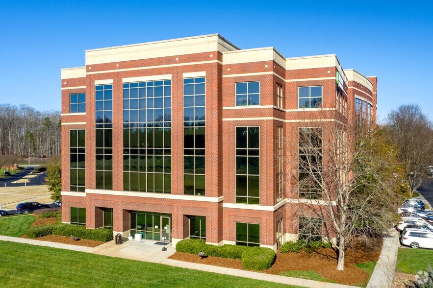 13620 Reese Blvd E, Huntersville, NC à louer - Photo de l’immeuble – Image 2 sur 30