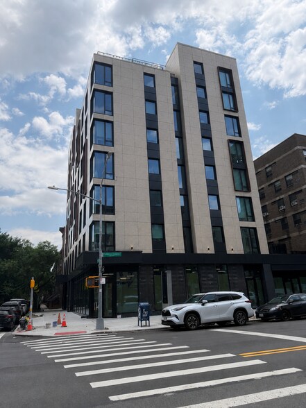 2460 Frederick Douglass Blvd, New York, NY à louer - Photo de l’immeuble – Image 3 sur 4