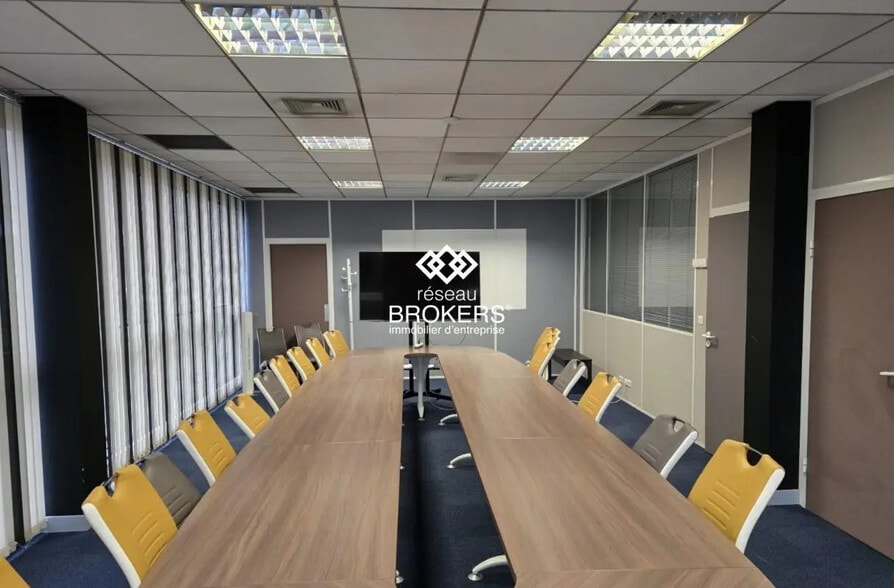 Bureau dans Roissy-en-France à vendre - Photo de l’immeuble – Image 1 sur 9