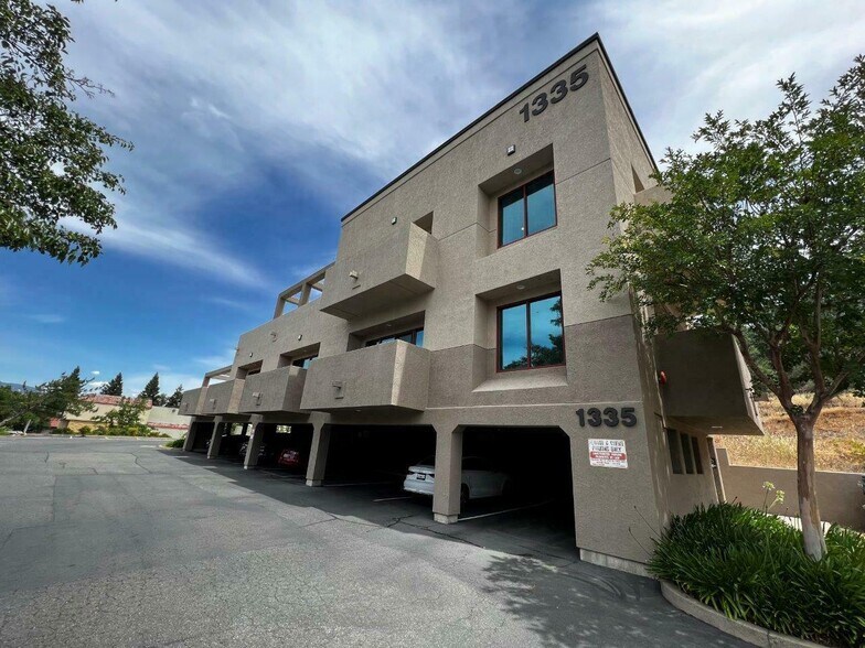 1335 Buenaventura Blvd, Redding, CA à louer - Photo principale – Image 1 sur 17