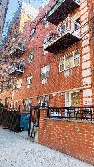 Plus de détails pour 14102-14104 Pershing Cres, Jamaica, NY - Logement à vendre