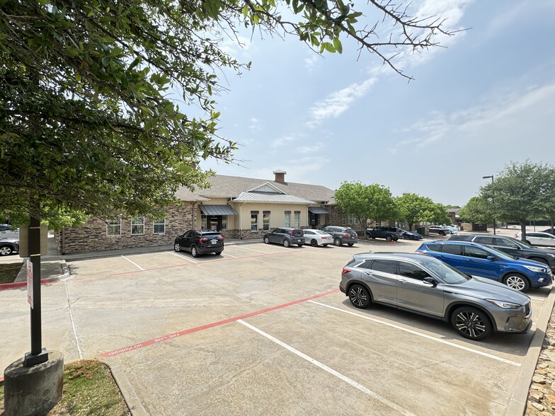 1011 Surrey Ln, Flower Mound, TX à louer - Photo de l’immeuble – Image 2 sur 13