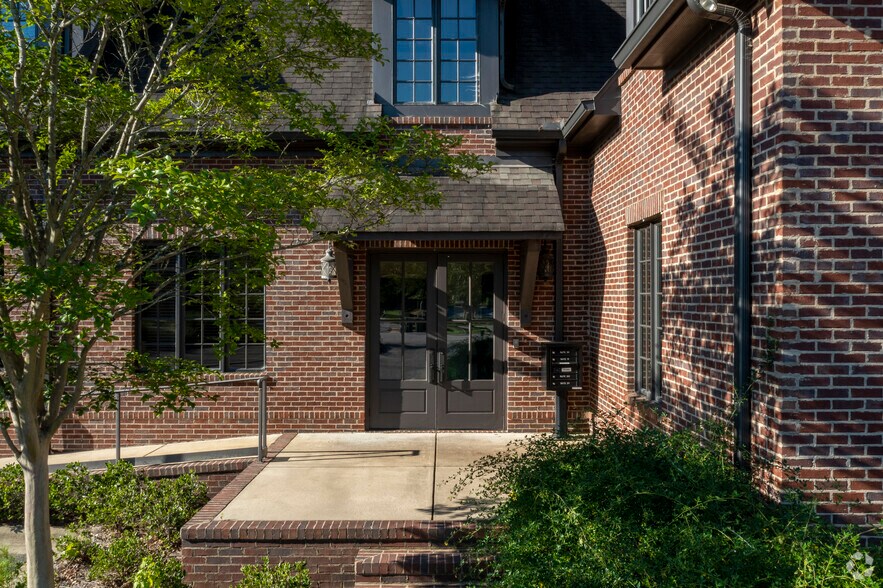 2105 Devereux Cir, Birmingham, AL à vendre - Photo de l’immeuble – Image 2 sur 16