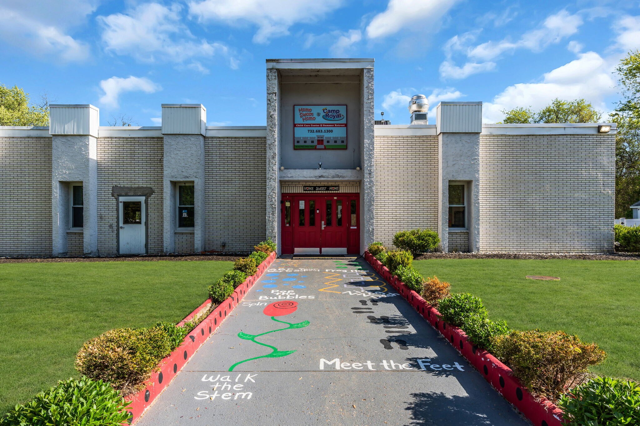 321 W Farms Rd, Farmingdale, NJ à vendre Photo de l’immeuble– Image 1 sur 25