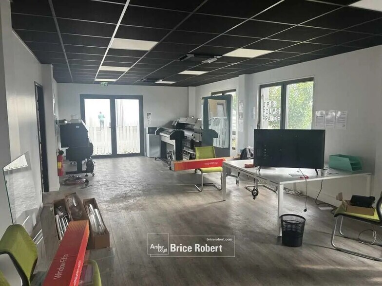 Local d'activités dans Corbas à vendre - Photo de l’immeuble – Image 3 sur 6