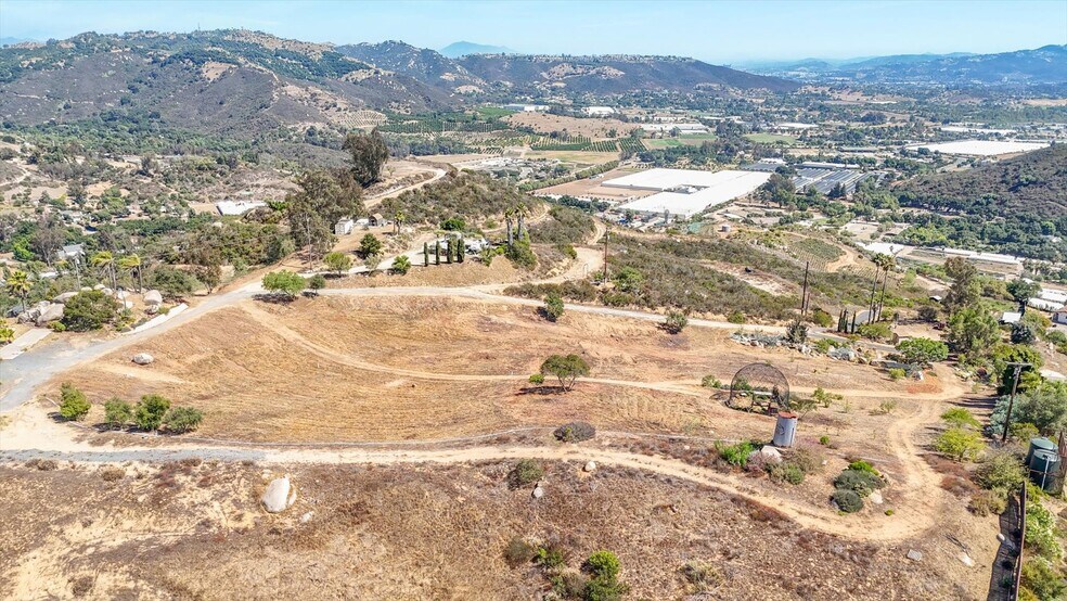 3020 Lynn Ln, San Marcos, CA à vendre - Photo de l’immeuble – Image 2 sur 38