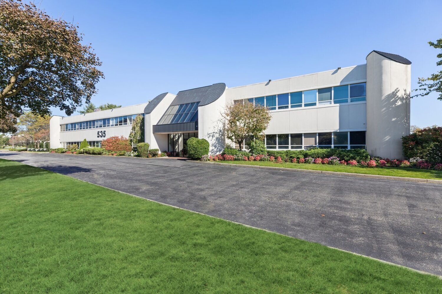 535 Broadhollow Rd, Melville, NY à louer Photo de l’immeuble– Image 1 sur 10