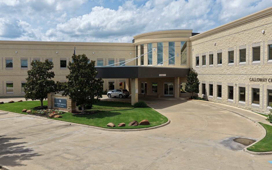 4300 City Point Dr, North Richland Hills, TX à louer - Photo de l’immeuble – Image 2 sur 10