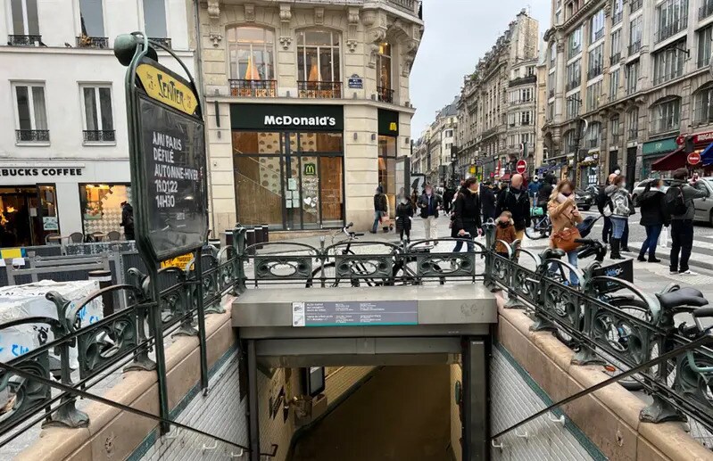 Local commercial dans Paris à louer - Photo de l’immeuble – Image 2 sur 5