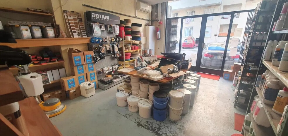 Industriel/Logistique dans Nice à vendre - Photo de l’immeuble – Image 1 sur 1