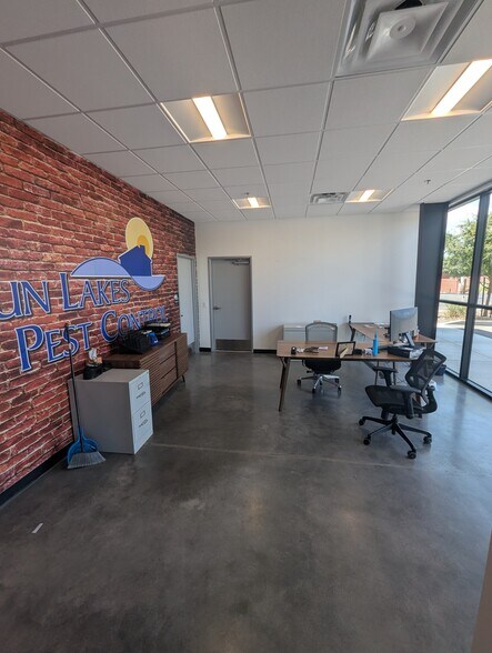 1340 E Riggs Rd, Chandler, AZ à louer - Photo de l’immeuble – Image 3 sur 8